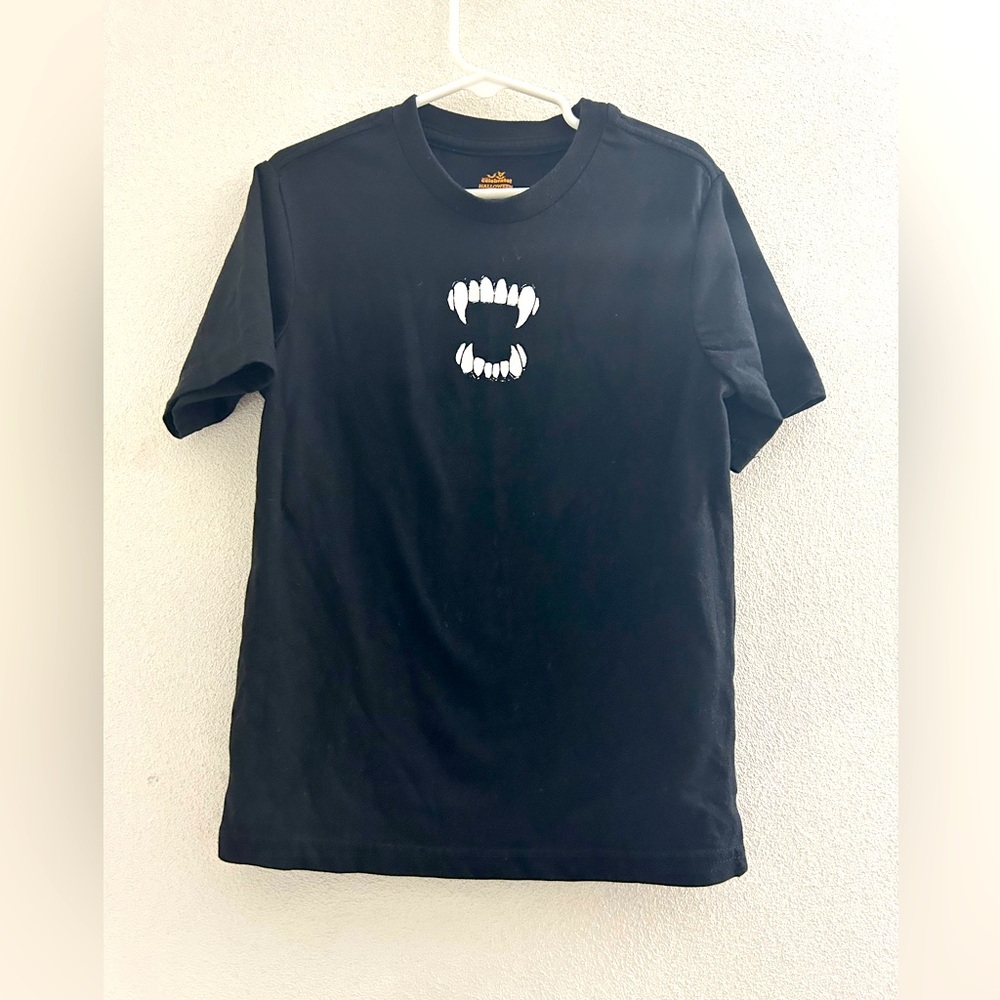 🌺 Halloween Black Graphic Tee with White Print. Boys size small 6-7